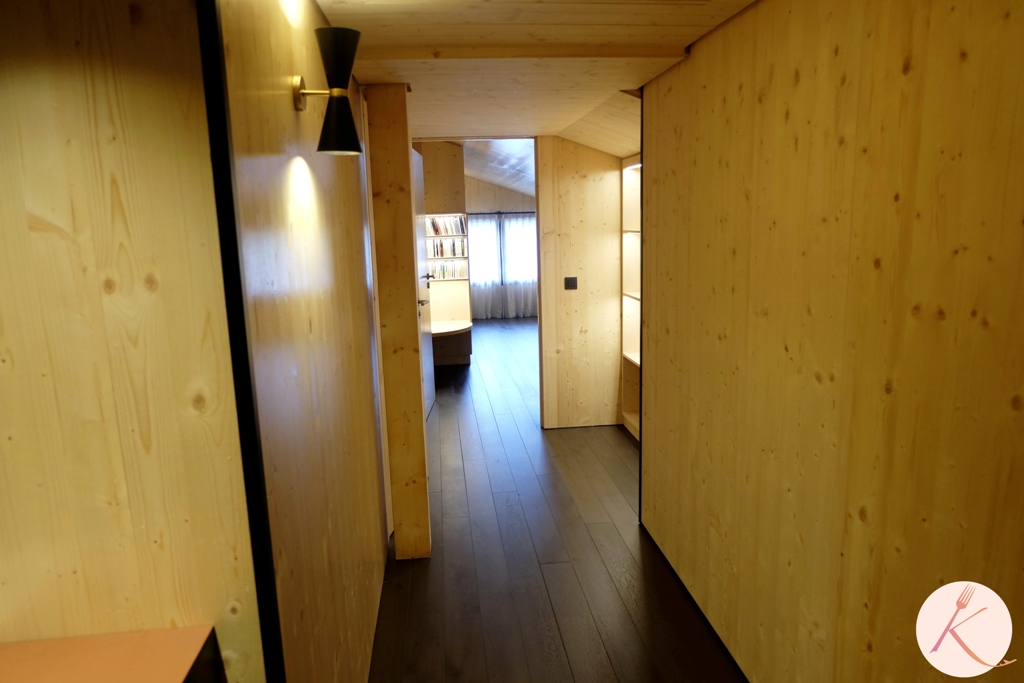 Le couloir menant aux pièces de la chambre Familiale 65 m²