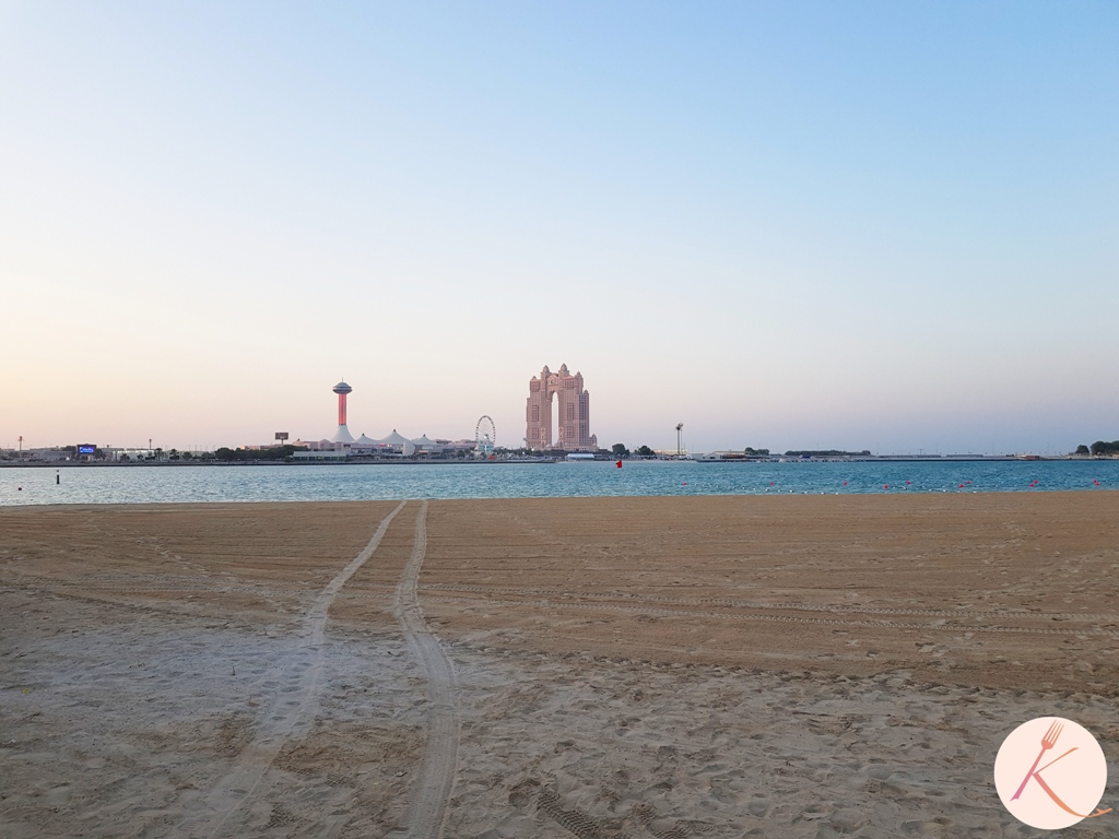 La plage de la corniche d'Abu Dhabi