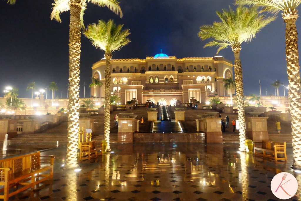 Visiter Abu Dhabi : Emirates Palace illumination de nuit