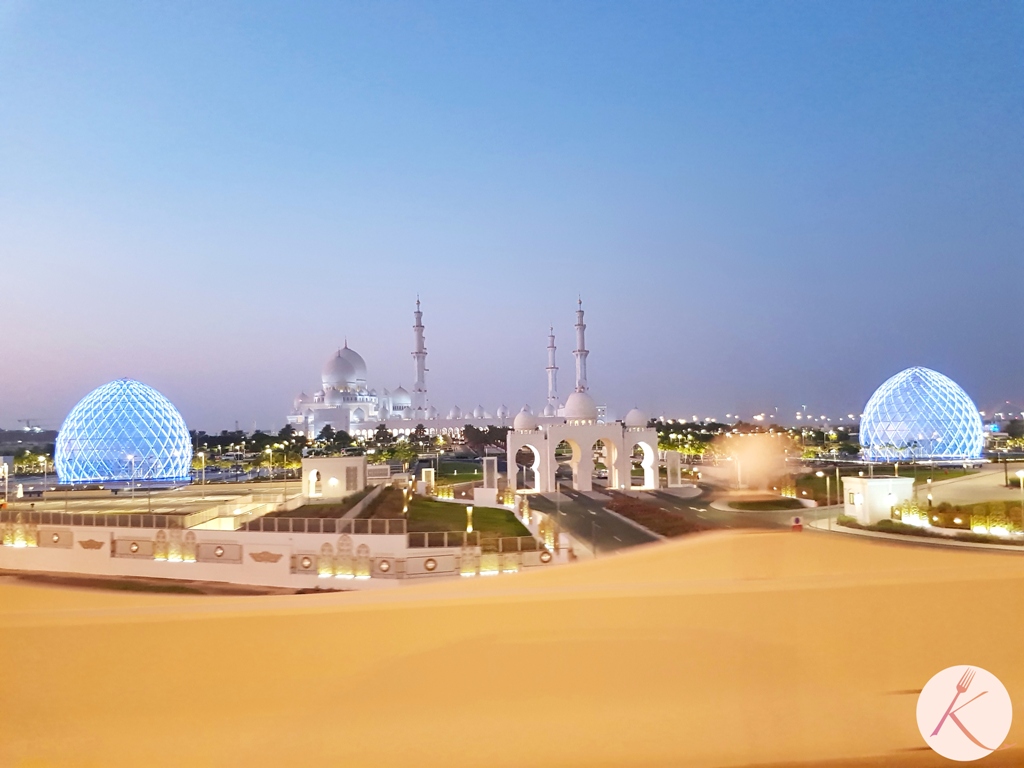 La Mosquée Cheikh Zayed à Abu Dhabi en début de soirée