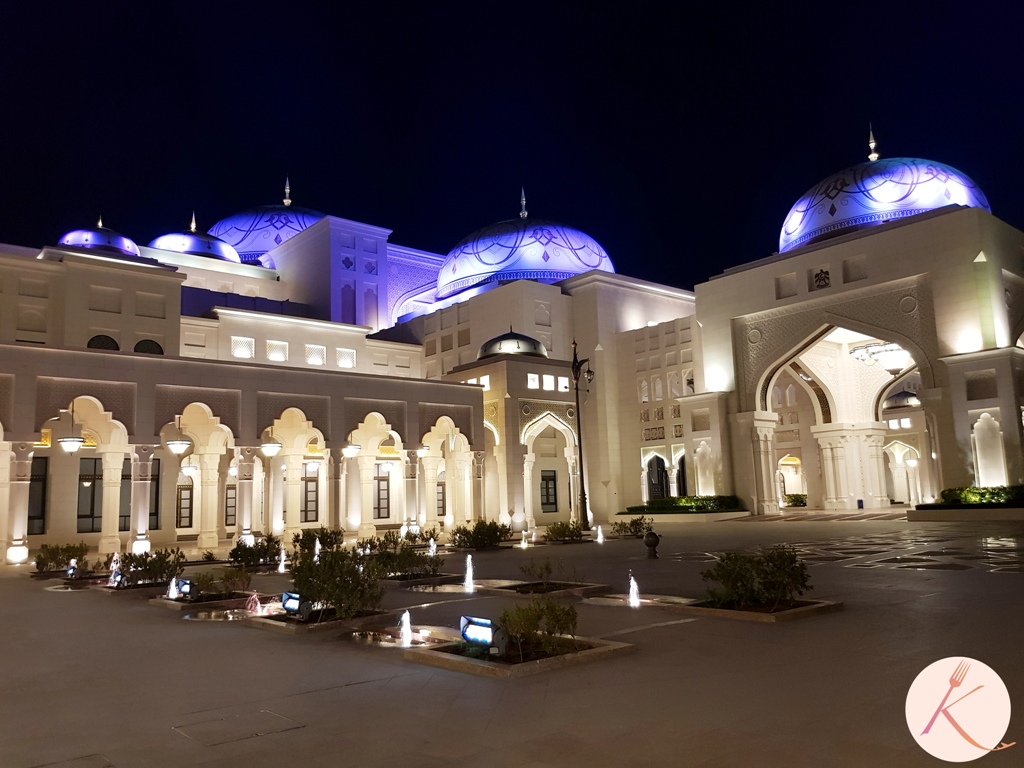 Visiter Abu Dhabi : Le QASR AL WATAN de nuit