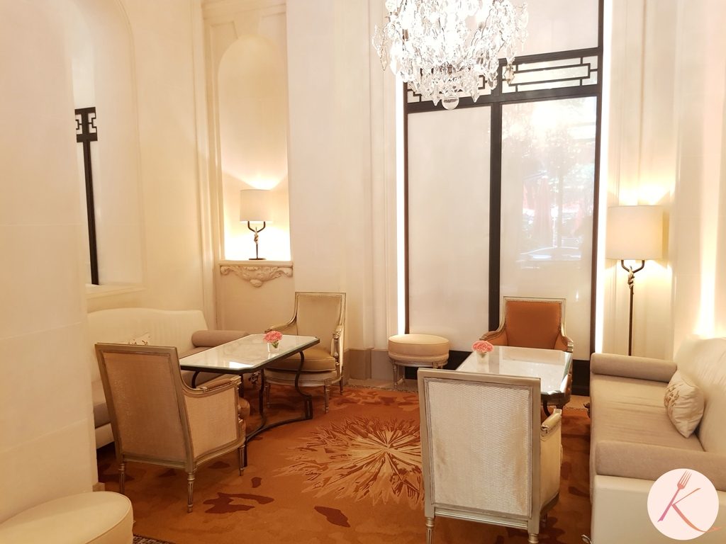 Tables avec canapés dans la Galerie du Plaza Athénée