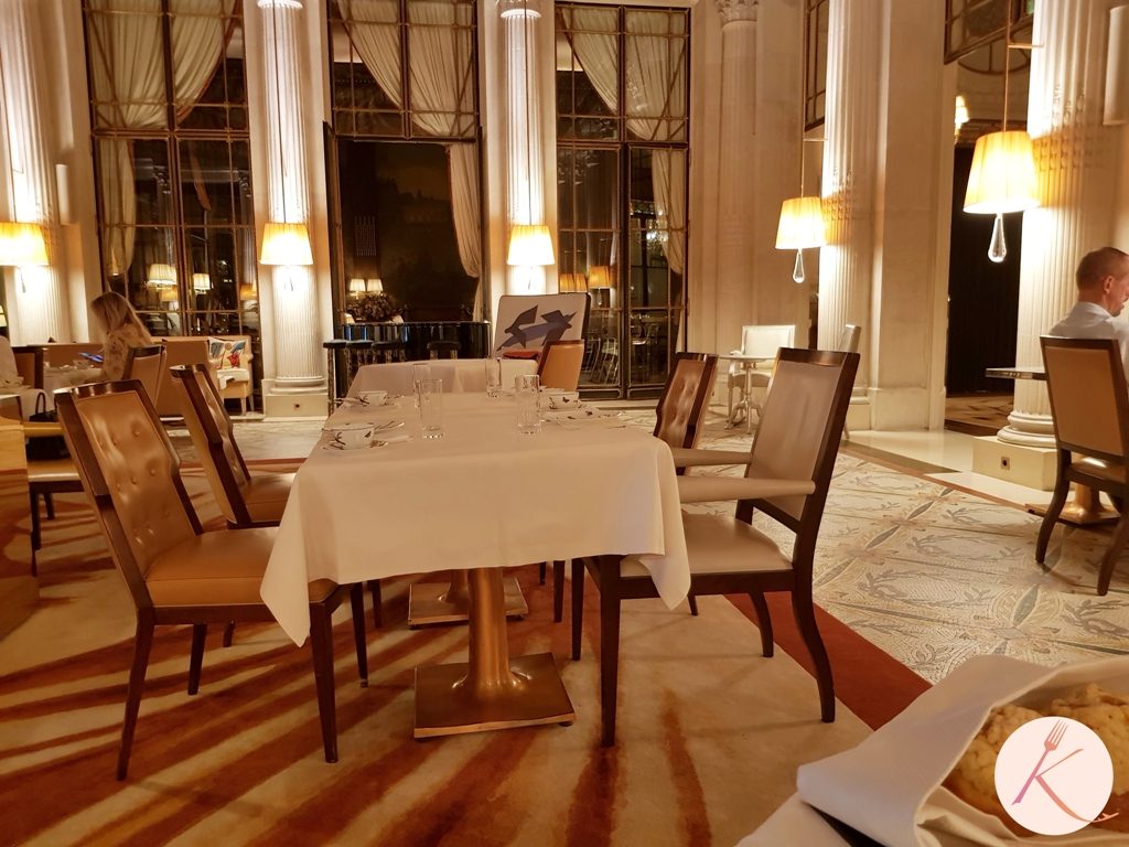 Une des tables dressées dans le restaurant Le Dali du Meurice