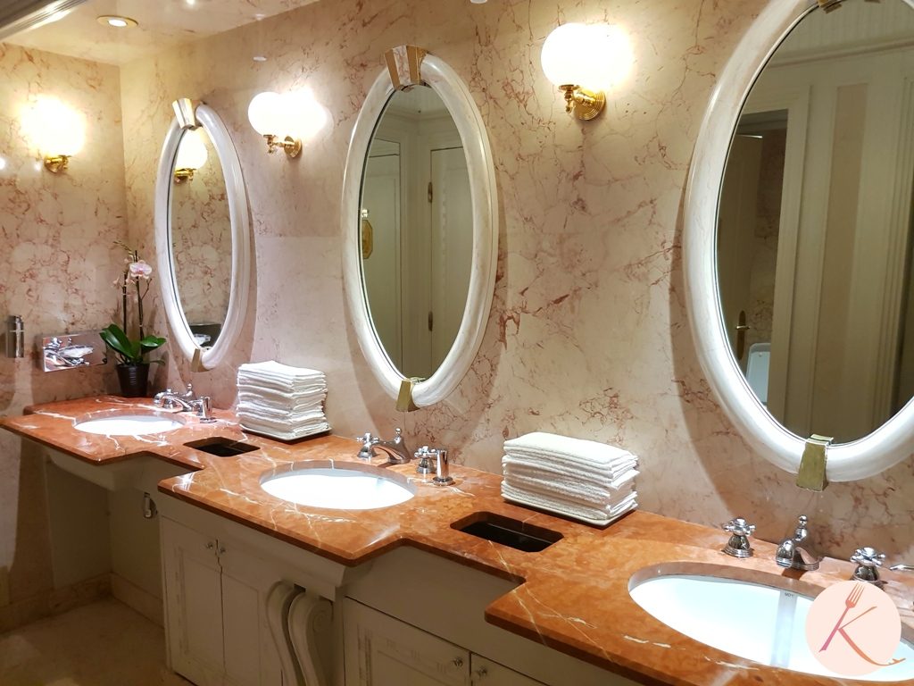 Les toilettes du palace Le Meurice